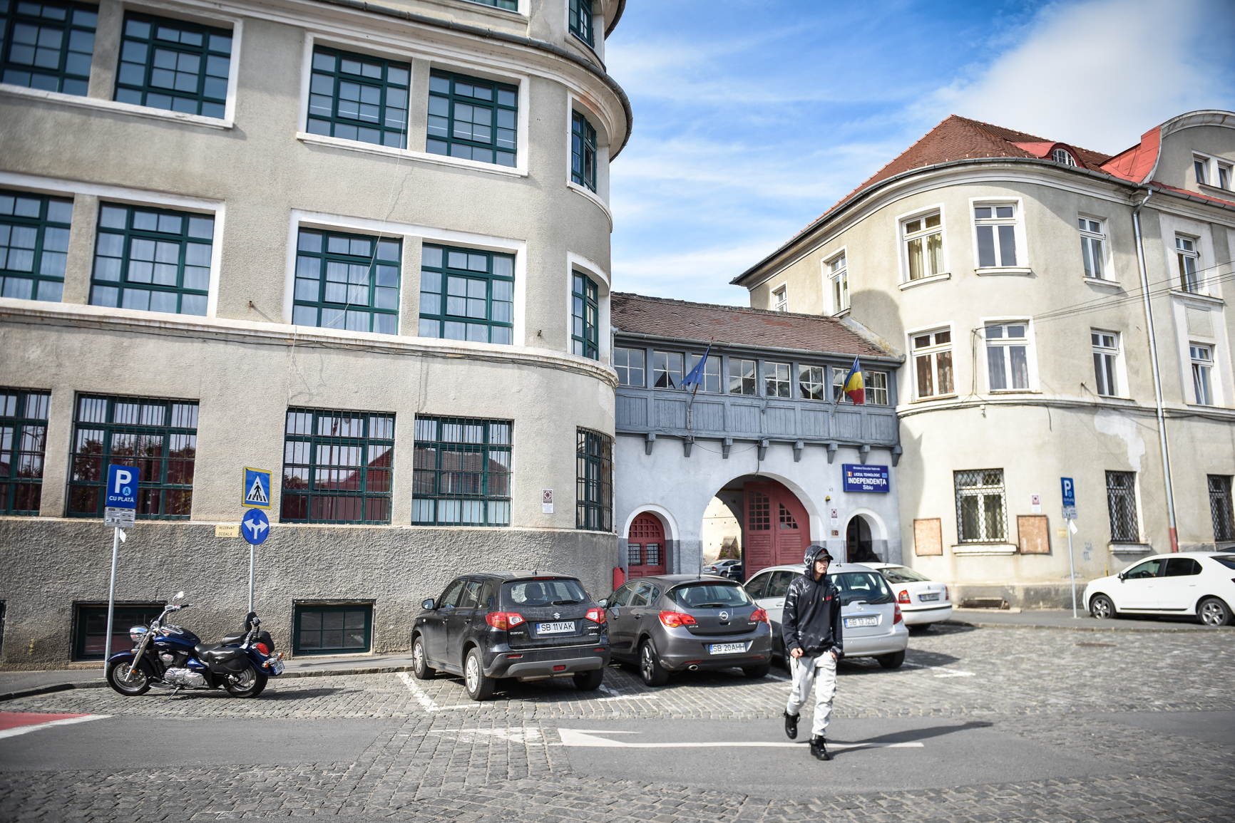 Elev înjunghiat pe stradă în centrul Sibiului