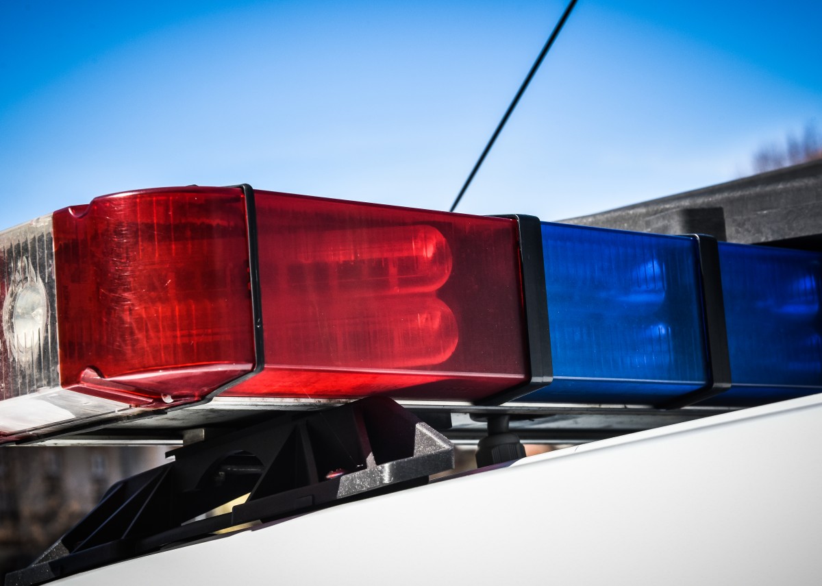 Un sibian de 68 de ani a fost reținut de polițiști după ce și-a bătut fiica și nepotul de 7 ani. Femeia a ajuns la spital