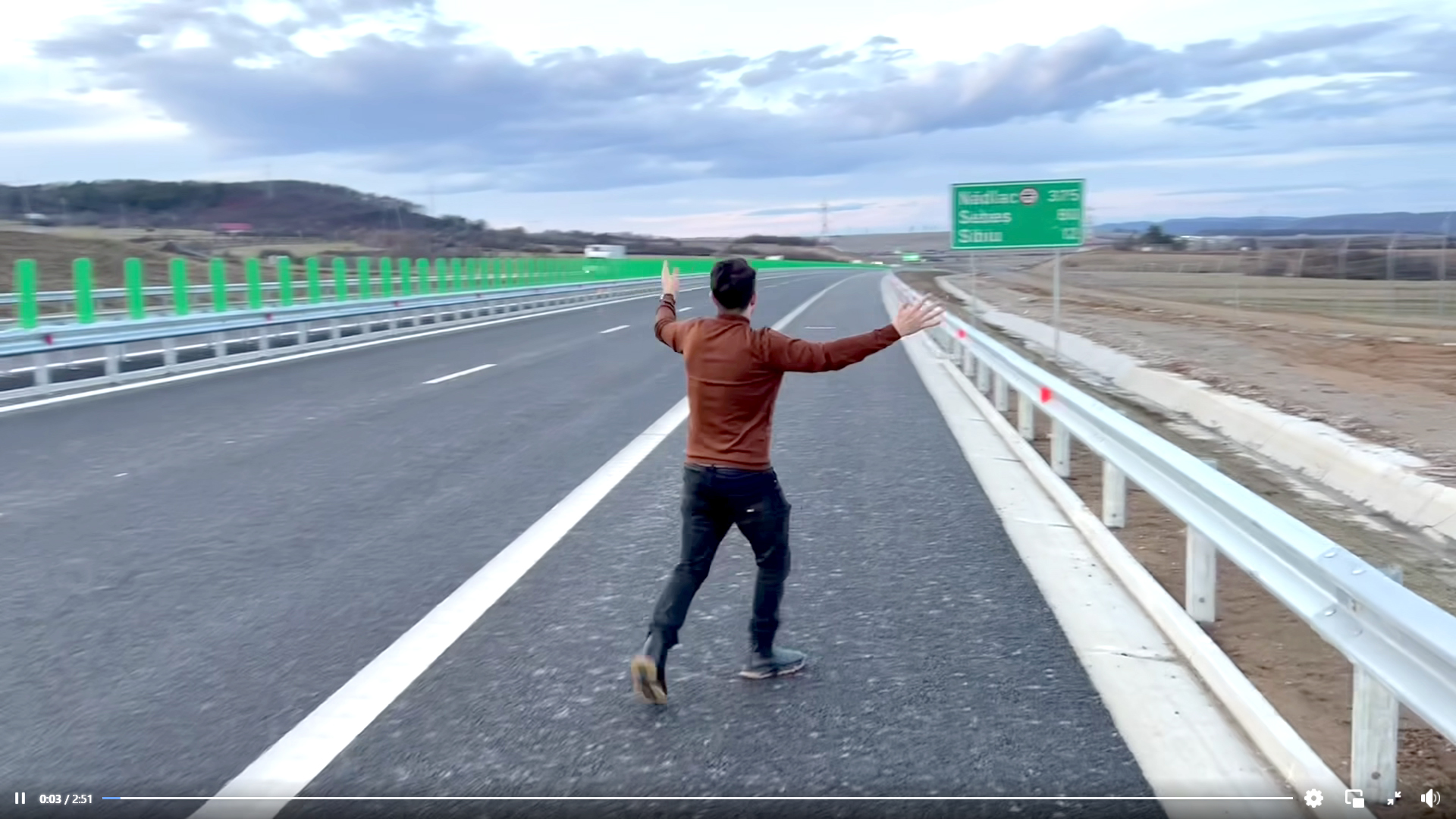 Video viral. Reacția exuberantă a cunoscutului magician Robert Tudor, după deschiderea celor 13 km Sibiu-Boița. „Ar trebui să luăm o piatră să o băgăm în sân”