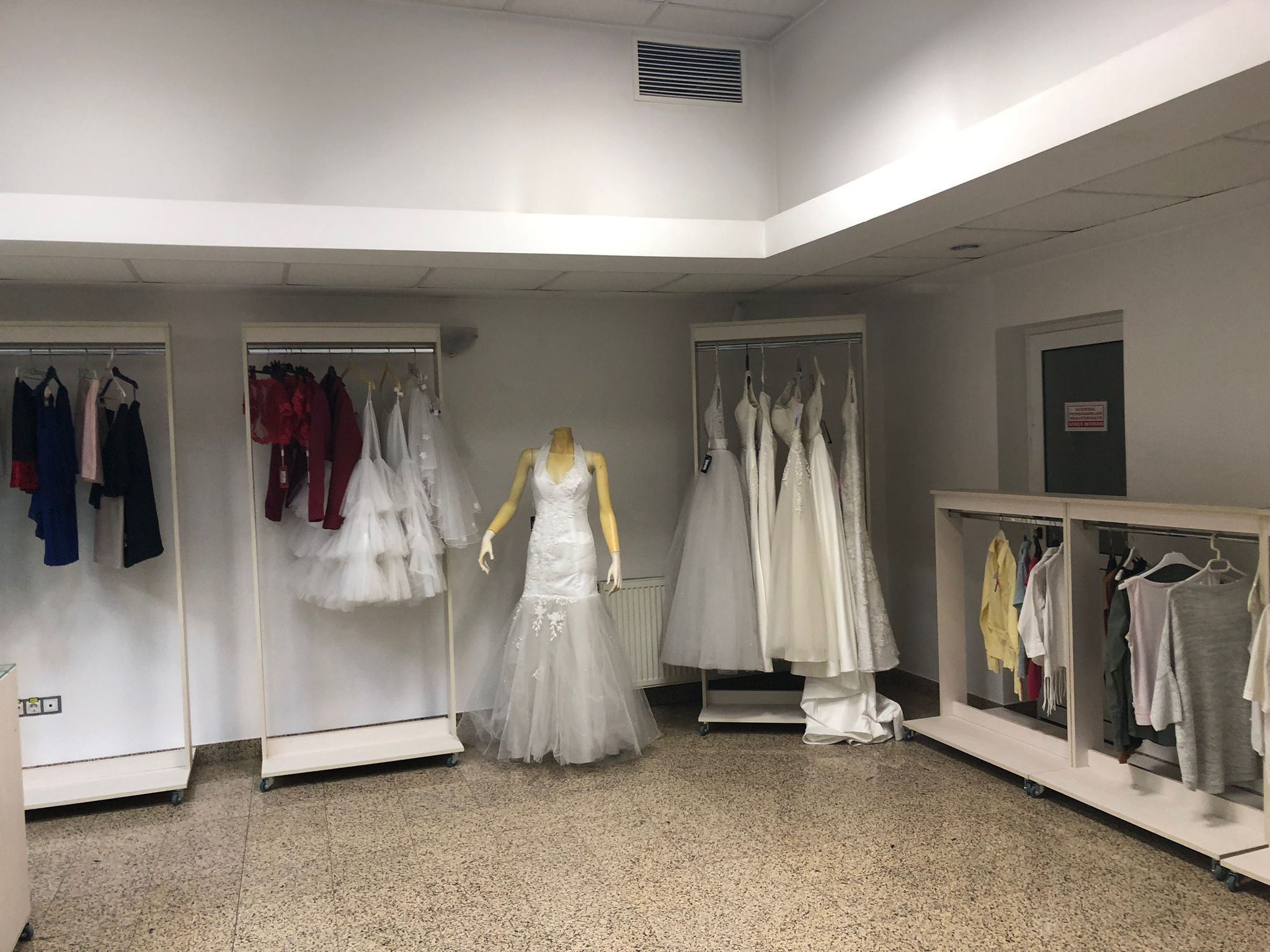 Mai ieftin decât la second hand: rochie de mireasă cu 175 de lei sau pantaloni cu 5 lei. Ce se vinde în magazinul ANAF de la Sibiu
