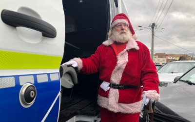 Șoferii sibieni, opriți în trafic de Moș Crăciun: „Spiridușii mei văd mai bine decât mine”. Ce cadouri le-a oferit moșul
