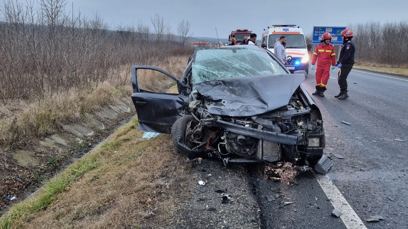 Accident aproape de Hula Bradului. Un șofer care căuta o brichetă a intrat pe contrasens în alt vehicul. O altă mașină a fost lovită de bucăți ricoșate din impact