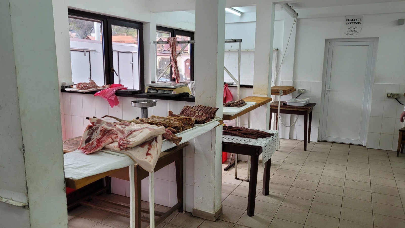 162 de kg de carne confiscată și distrusă. Polițiștii sibieni au făcut controale la piața din Rășinari