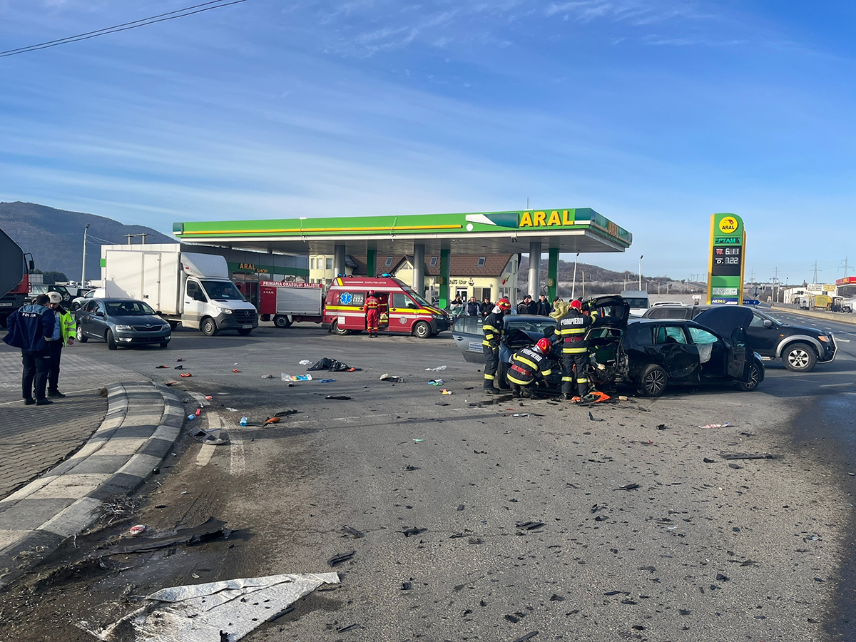 Accident cu 4 mașini la ieșirea de pe autostradă, la Săliște. 6 persoane au avut nevoie de îngrijiri medicale, 3 au fost duse la spital