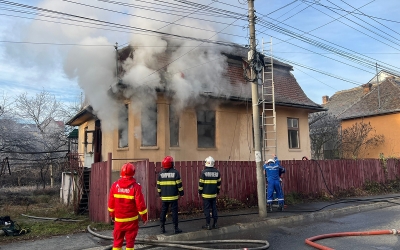 Incendiu la o casă de pe Moara de Scoarță. Focul a fost pus intenționat