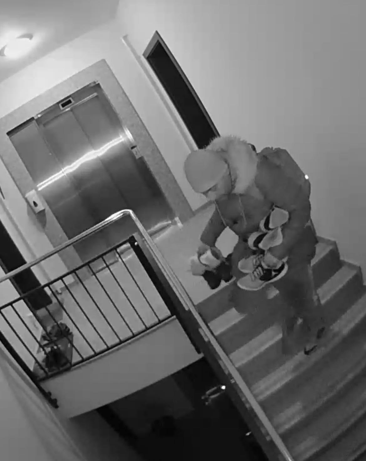 Ce se mai fură în Sibiu? Un sibian a filmat hoțul pe casa scării