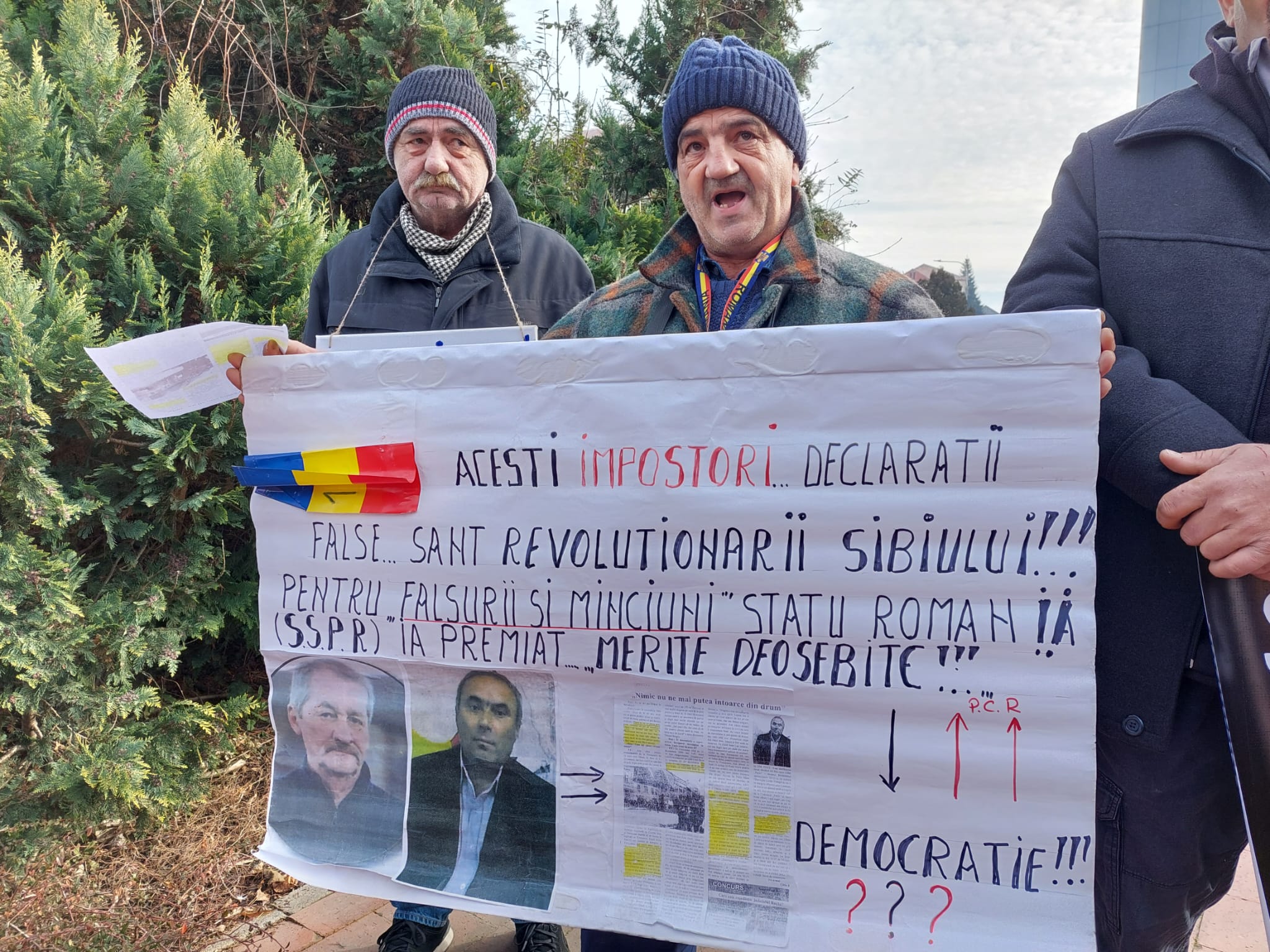 Urmașii revoluționarilor sibieni au protestat pașnic, doar cu pancarte: „Criminalul soțului meu este parlamentar”