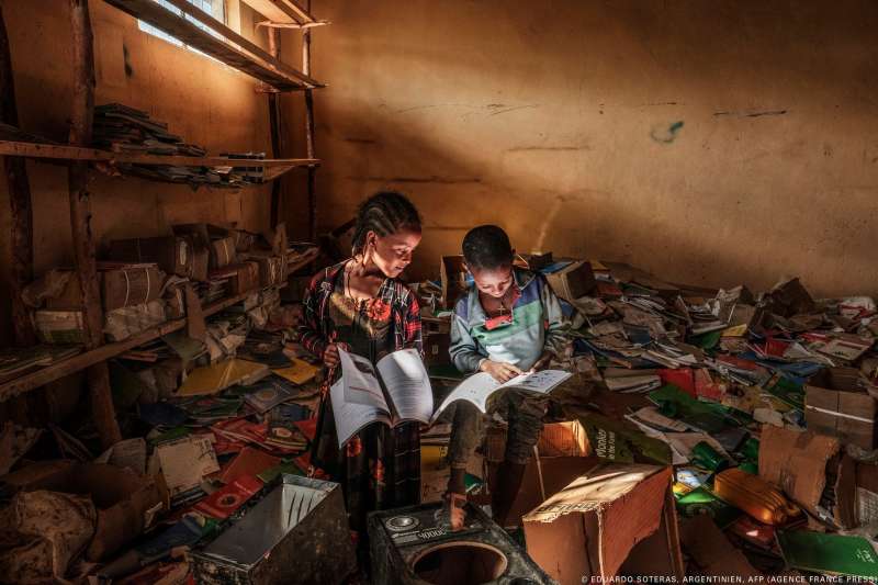 Imaginea a doi copii într-o bibliotecă devastată de război a fost desemnată Fotografia Anului de UNICEF