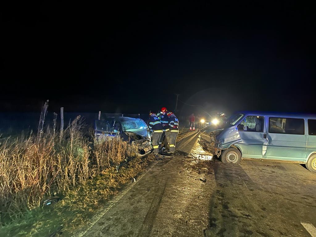 Actualizare: Șase persoane au fost rănite în accidentul dintre un microbuz și un autoturism. Un bărbat și o femeie au ajuns la spital