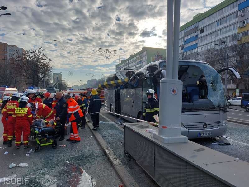 Accident fără precedent în capitală. Un autocar cu turiști străini a intrat în limitatorul de înălțime. Un mort și patru persoane încarcerate
