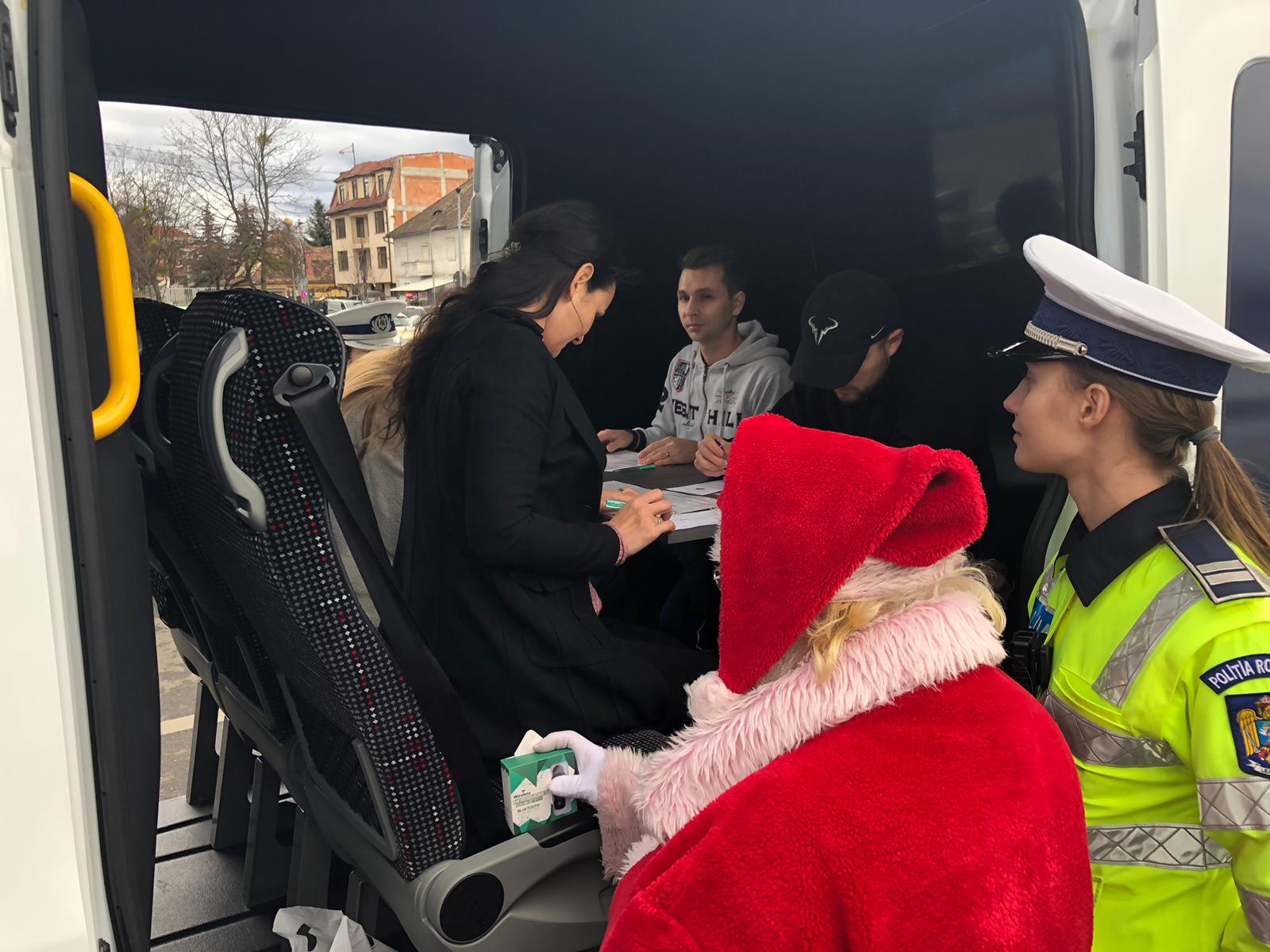 Moș Crăciun și polițiștii sibieni au făcut legea în trafic. Unul a dat cadouri, ceilalți amenzi și au reținut permise