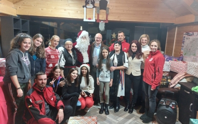 Moș Crăciun de la Crucea Roșie Sibiu a ajuns la 33 de copilași mai puțin norocoși