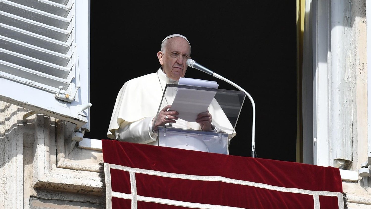 Papa Francisc la slujba din Ajunul Crăciunului: ”În timp ce animalele se hrănesc în adăposturile lor, bărbaţii şi femeile din lumea noastră, în foamea lor de bogăţie şi putere, îşi consumă chiar şi vecinii”