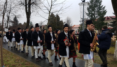 Cele mai frumoase tradiții de Crăciun din Mărginimea Sibiului. Cetele de feciori colindă în biserică