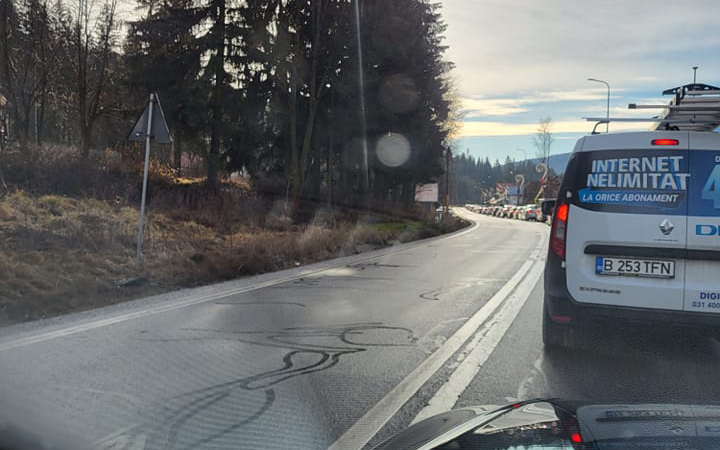 Coloane de mașini pe Valea Prahovei, trafic fluent pe Valea Oltului