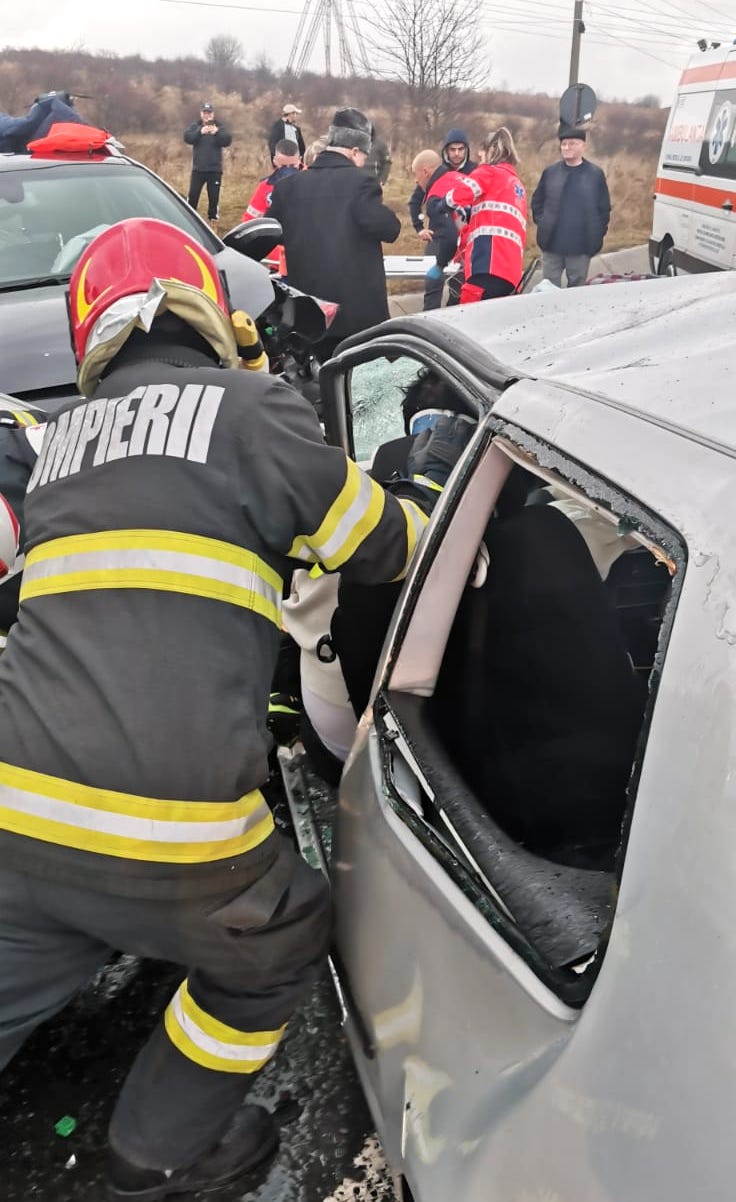 Actualizare. Coliziune frontală la ieșirea din Sibiu: un bărbat a decedat, alte cinci persoane au fost transportate la spital