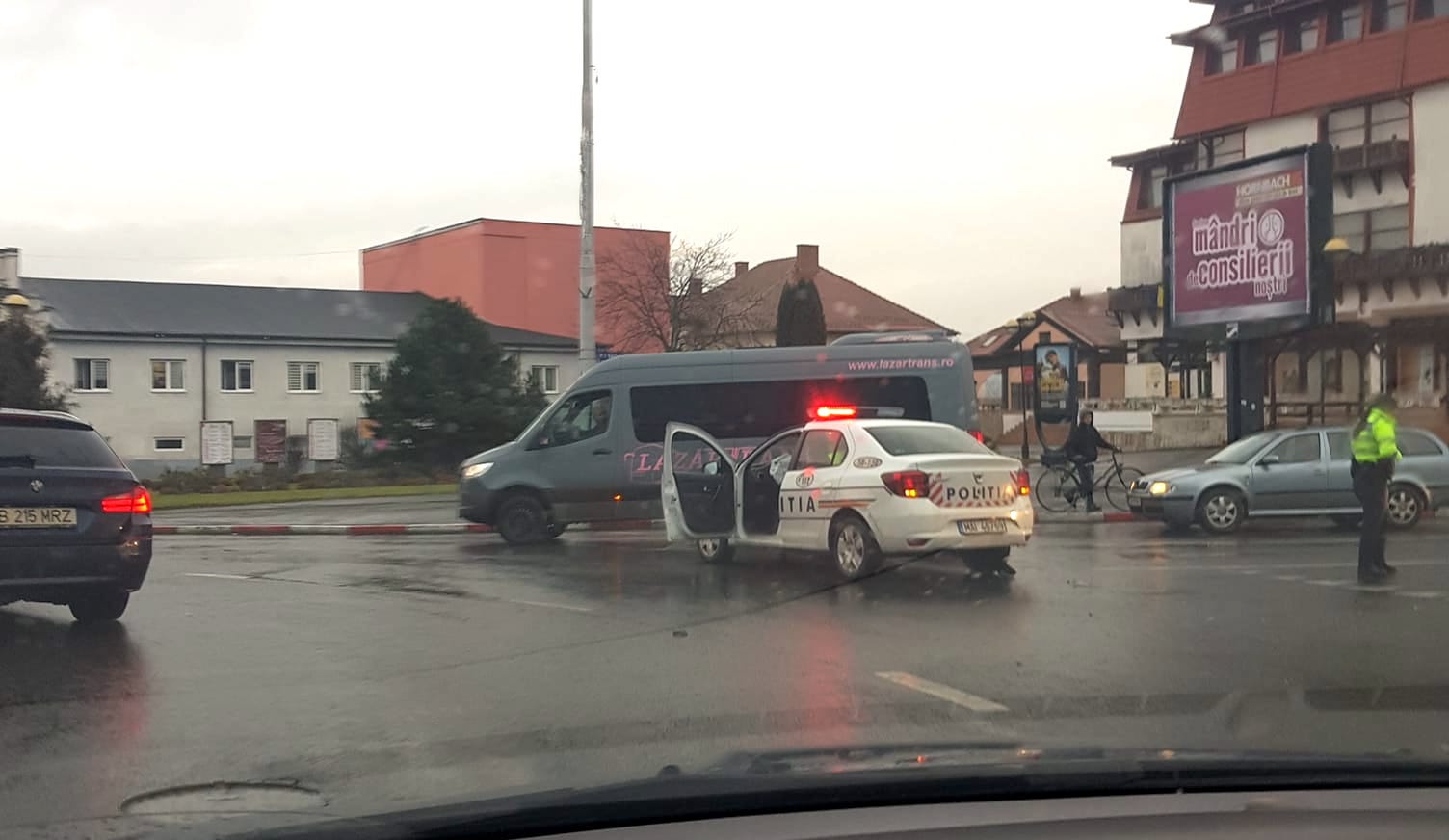 Sibiu: un șofer a lovit mașina Poliției ca să învețe cum se circulă în giratoriu