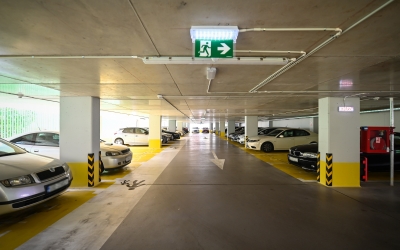 Concurență mare pe locurile de parcare din Sibiu. Toate spațiile disponibile cu abonament în parcarea etajată din Hipodrom au fost rezervate
