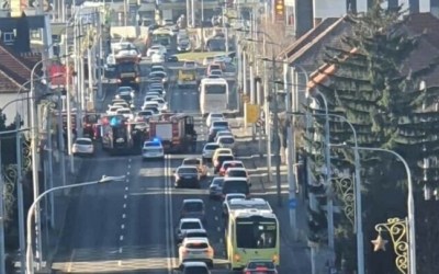 Accident cu trei victime pe Șoseaua Alba Iulia, în Sibiu. Printre cei ajunși la spital, o fetiță de zece ani