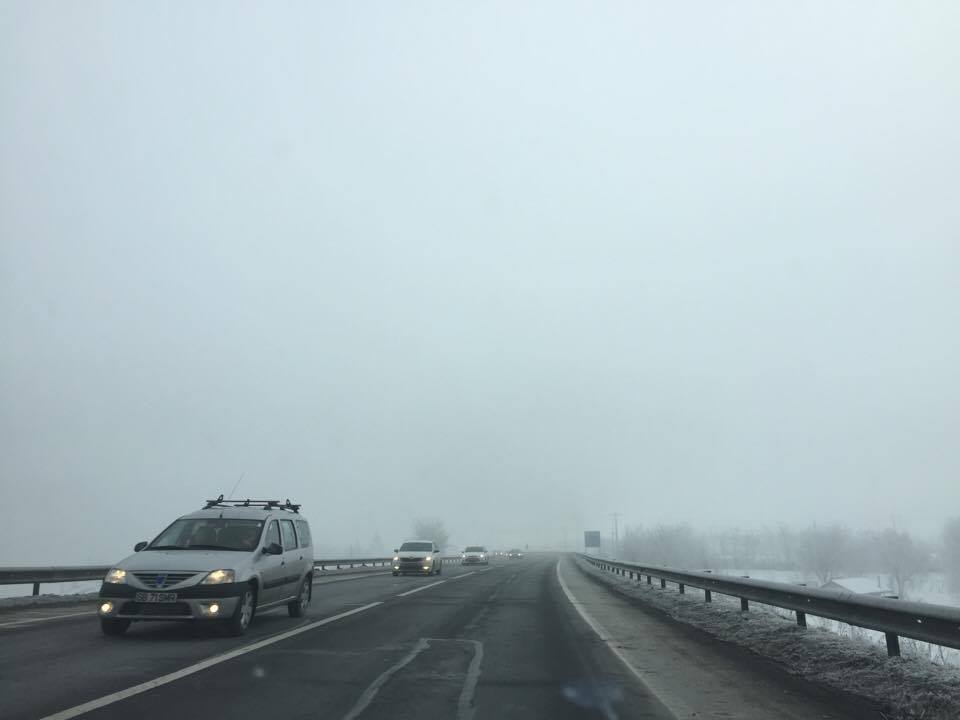 Condiții meteo dificile pe drumurile din Sibiu. Polițiștii le recomandă șoferilor să fie prudenți