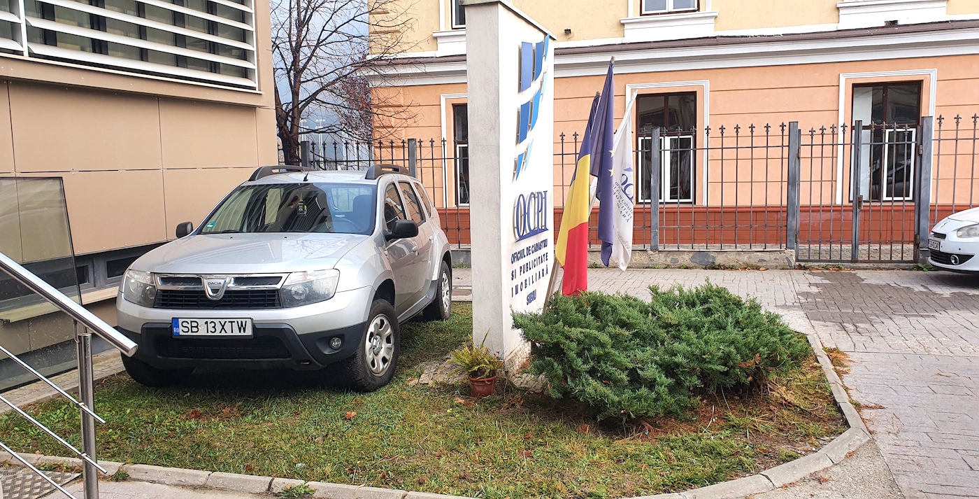 Funcționari sibieni, întrebați de ce parchează pe spațiul verde: ”terenul este al Statului Român”