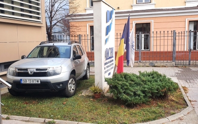 Funcționari sibieni, întrebați de ce parchează pe spațiul verde: ”terenul este al Statului Român”