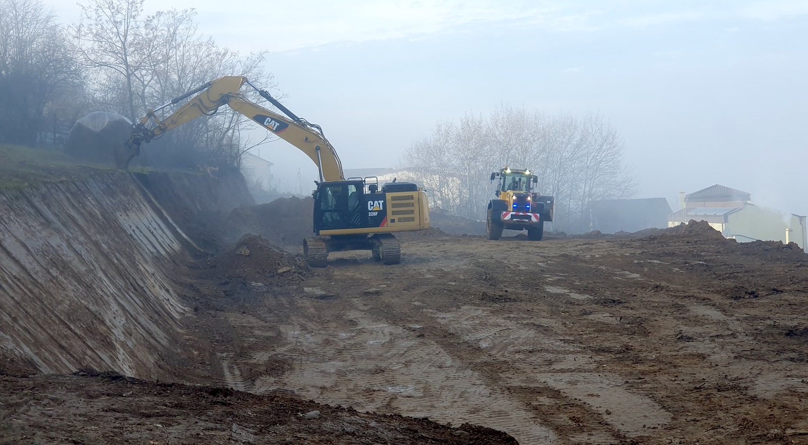 Un excavator sapă de trei zile într-o zonă cu risc de alunecări. Nimeni nu l-a putut opri