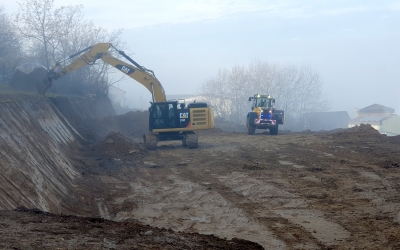 Un excavator sapă de trei zile într-o zonă cu risc de alunecări. Nimeni nu l-a putut opri