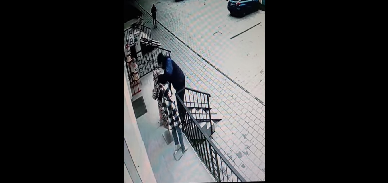 Furt în plină zi în Cartierul Arhitecților. Proprietarii magazinului îi dau o șansă până luni hoțului să aducă produsele înapoi