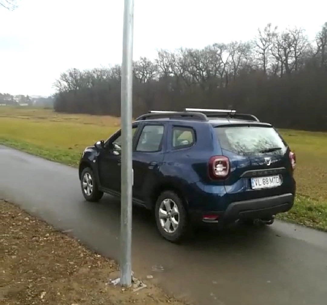 Pretenții de ”șef”: a intrat cu mașina în parc, pentru că avea o inspecție de făcut