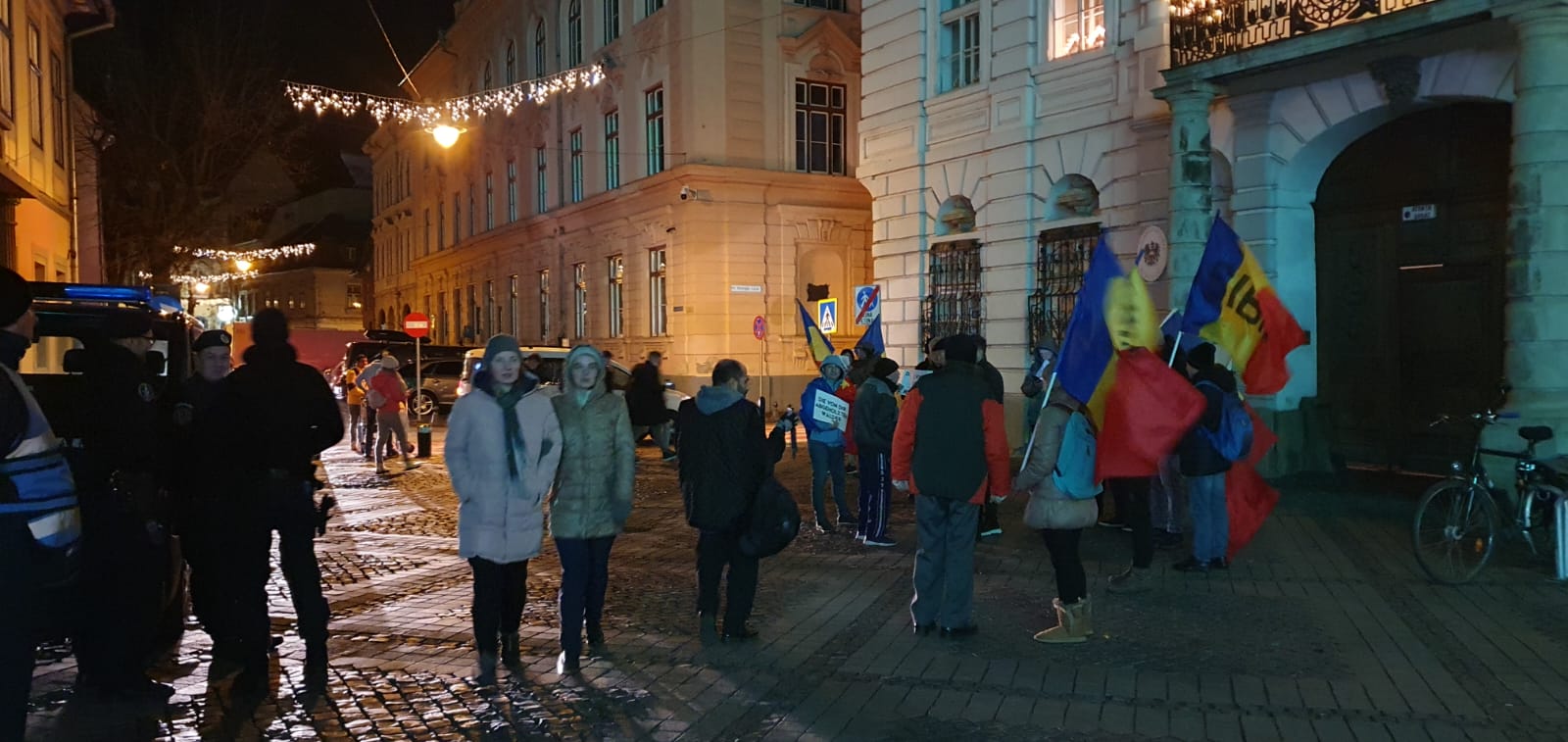 Protest în fața Consulatului Austriei din Sibiu: ne-au luat lemnul și nu ne-au primit în Schengen. Cine nu e vaccinat primește un steag