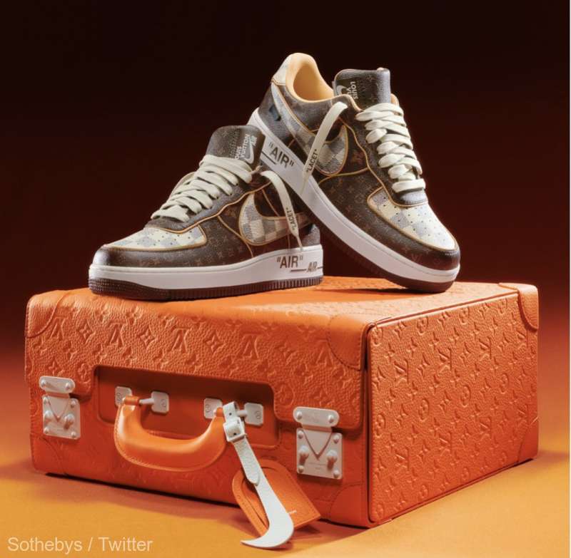 200 de perechi de pantofi sport Vuitton-Nike, vândute la licitaţie cu 25 de milioane de dolari