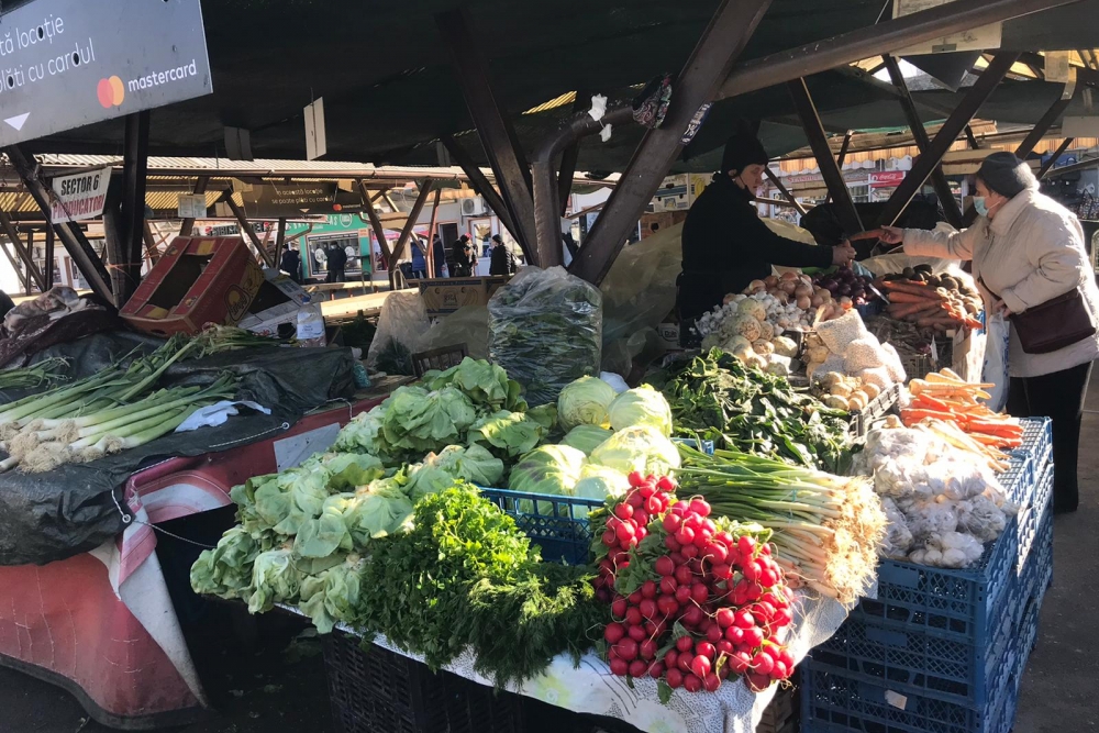 VIDEO Au apărut verdețurile în Piața Cibin. Care sunt prețurile