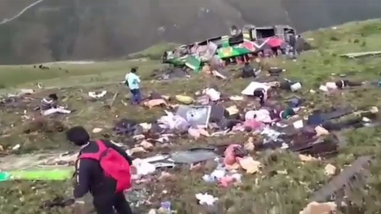 20 de morţi în Peru, printre care o fetiță de 4 ani, după ce un autocar a căzut într-o prăpastie