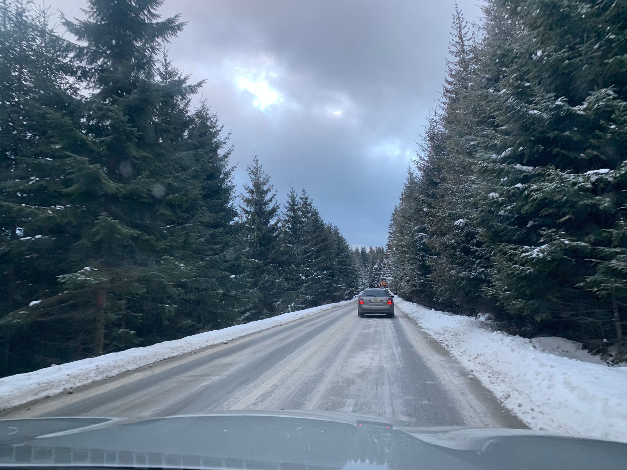 Ninge abundent între Sibiu și Păltiniș. Au intervenit utilajele de deszăpezire