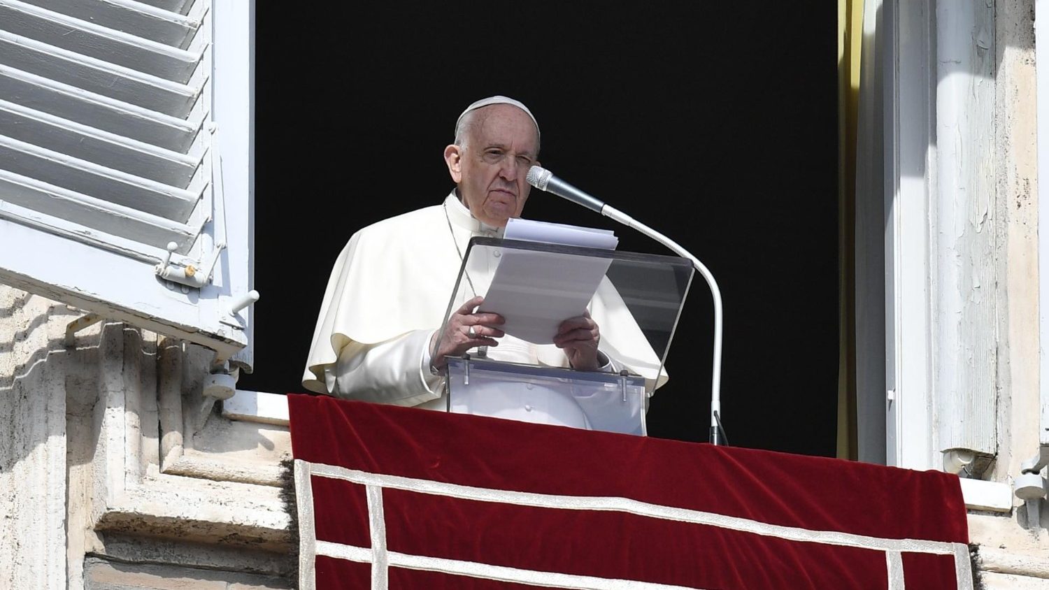 Papa Francisc s-a rugat în Piaţa Sfântul Petru, pentru pace în Ucraina