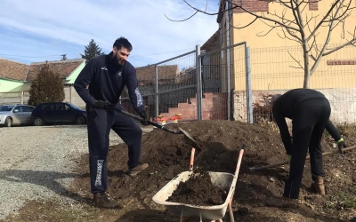Un baschetbalist de la BC CSU Sibiu a înlocuit mingea cu lopata. „Sportivii trebuie să fie mai implicați în societate”