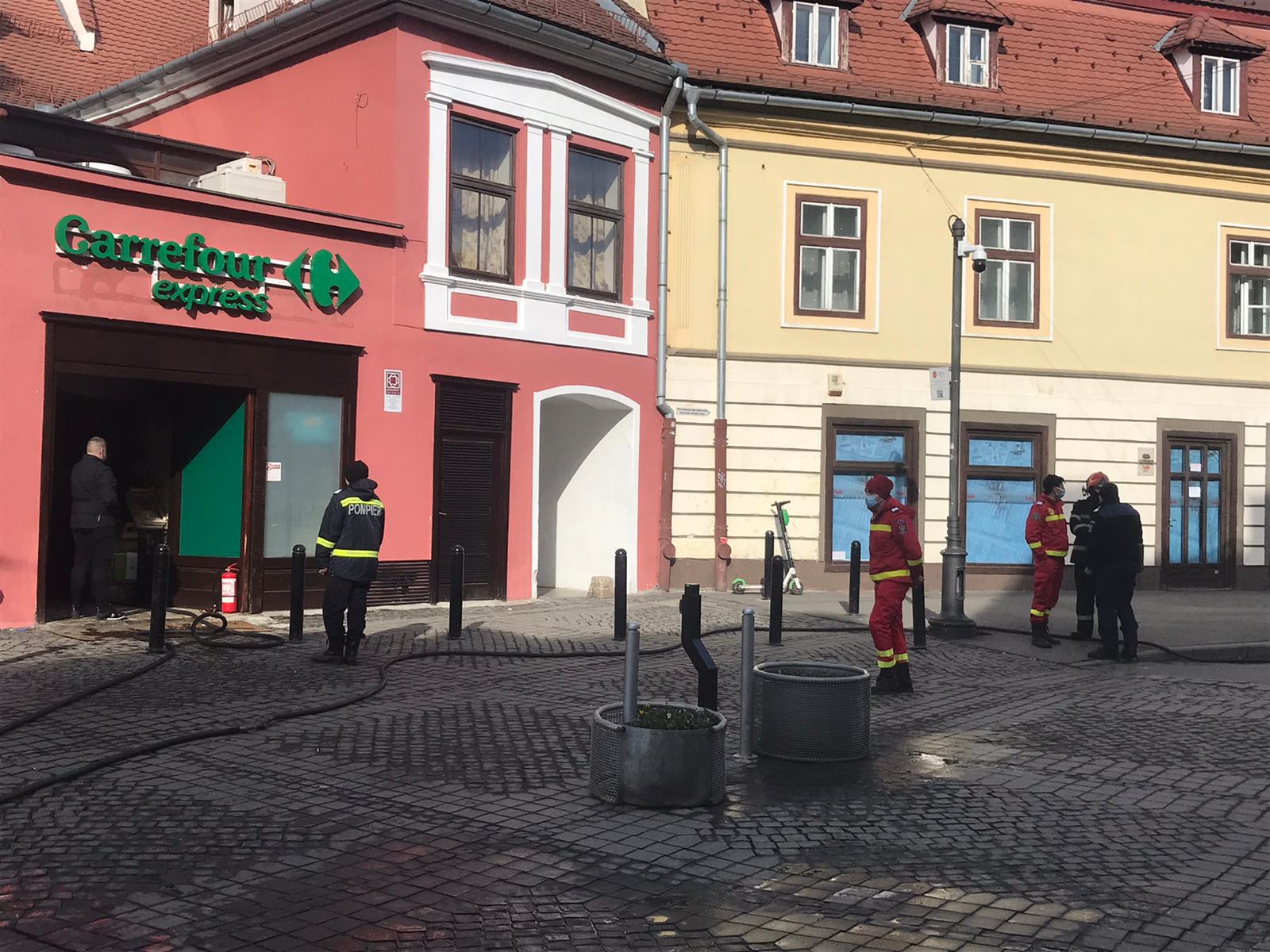 Fum gros în urma unui scurtcircuit la depozitul de la Carrefour Market, pe Avram Iancu