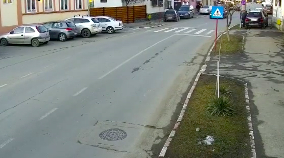VIDEO – La ce sunt bune camerele primăriei? Bărbat care trebuia să fie în carantină, filmat cum iese din bar