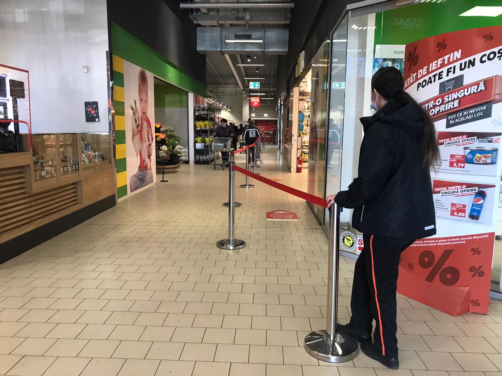 FOTO - Au revenit culoarele de separare a vaccinaților de nevaccinați în centrele comerciale din Sibiu