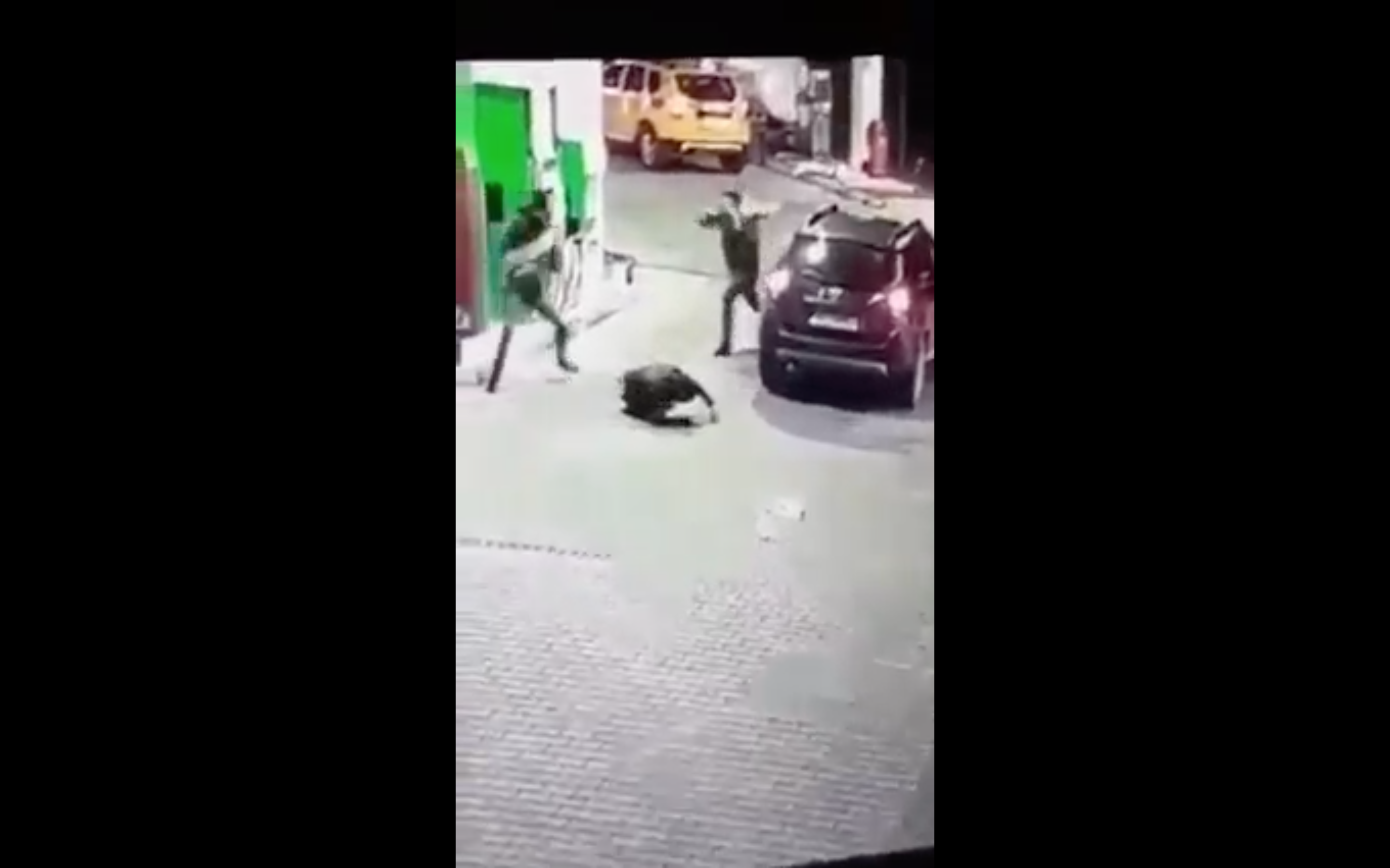 VIDEO-Noi violențe ies la iveală în Sibiu: Bătaie filmată în benzinăria din oraș unde a fost înjunghiat un tânăr