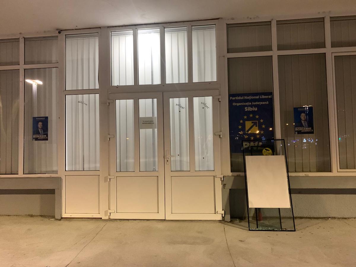 FOTO Sediul PNL, vandalizat. Posibil un om al străzii
