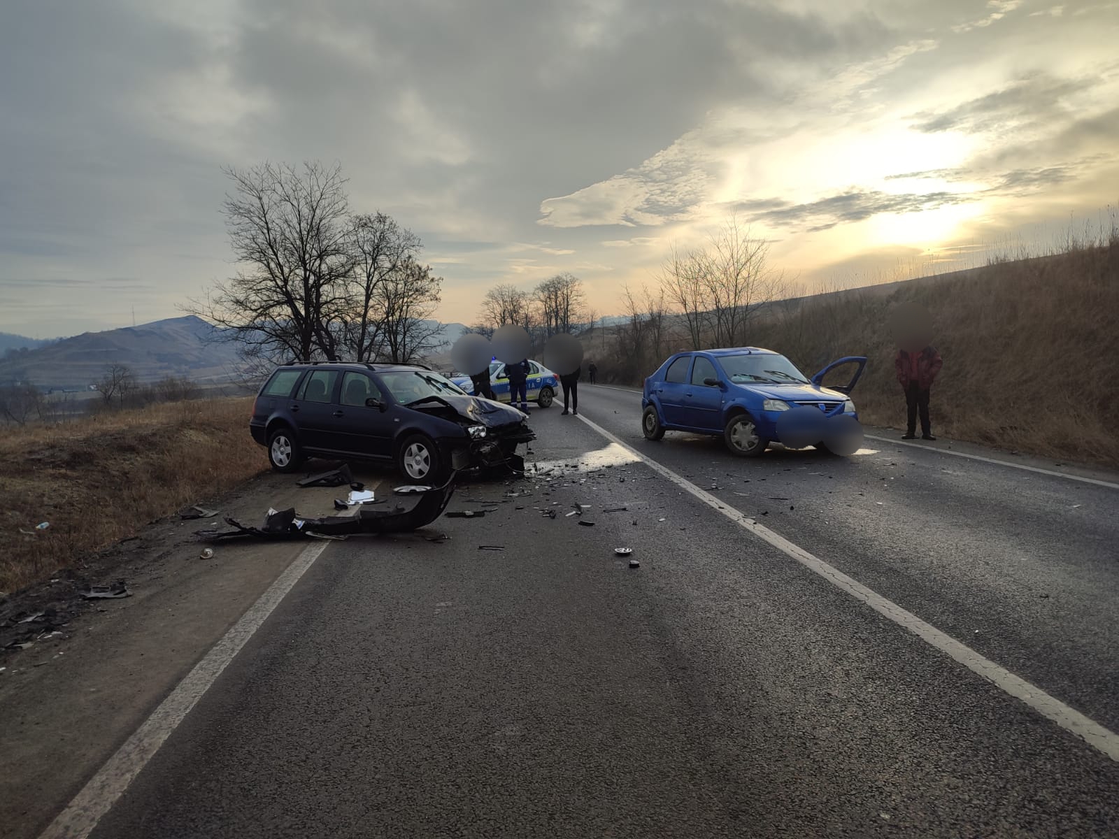Coliziune frontală între două mașini, în afara localității Târnava. O femeie a fost rănită