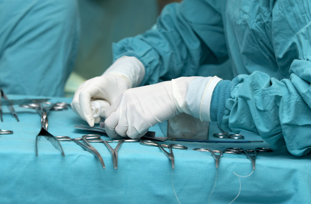 Medicii de la spitalul din Târgu Mureș au salvat mâna unul copil de 1 an și 7 luni, zdobită într-un aparat de tocat