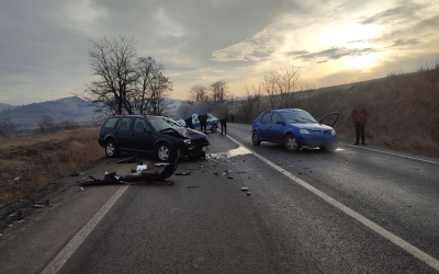 Coliziune frontală între două mașini, în afara localității Târnava. O femeie a fost rănită