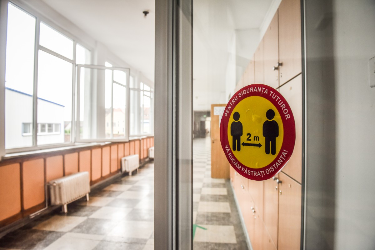 46 de cazuri de COVID au fost raportate în școlile sibiene