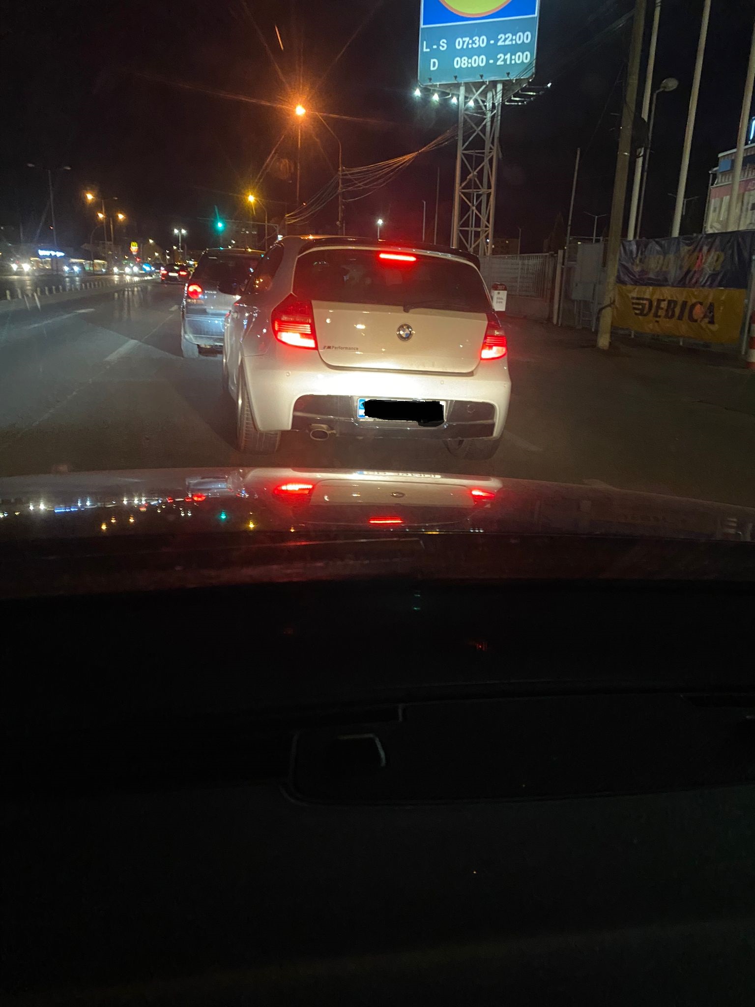 VIDEO/Inconștiență la volan! Șicanare periculoasă în trafic când într-una dintre mașini se aflau doi copii