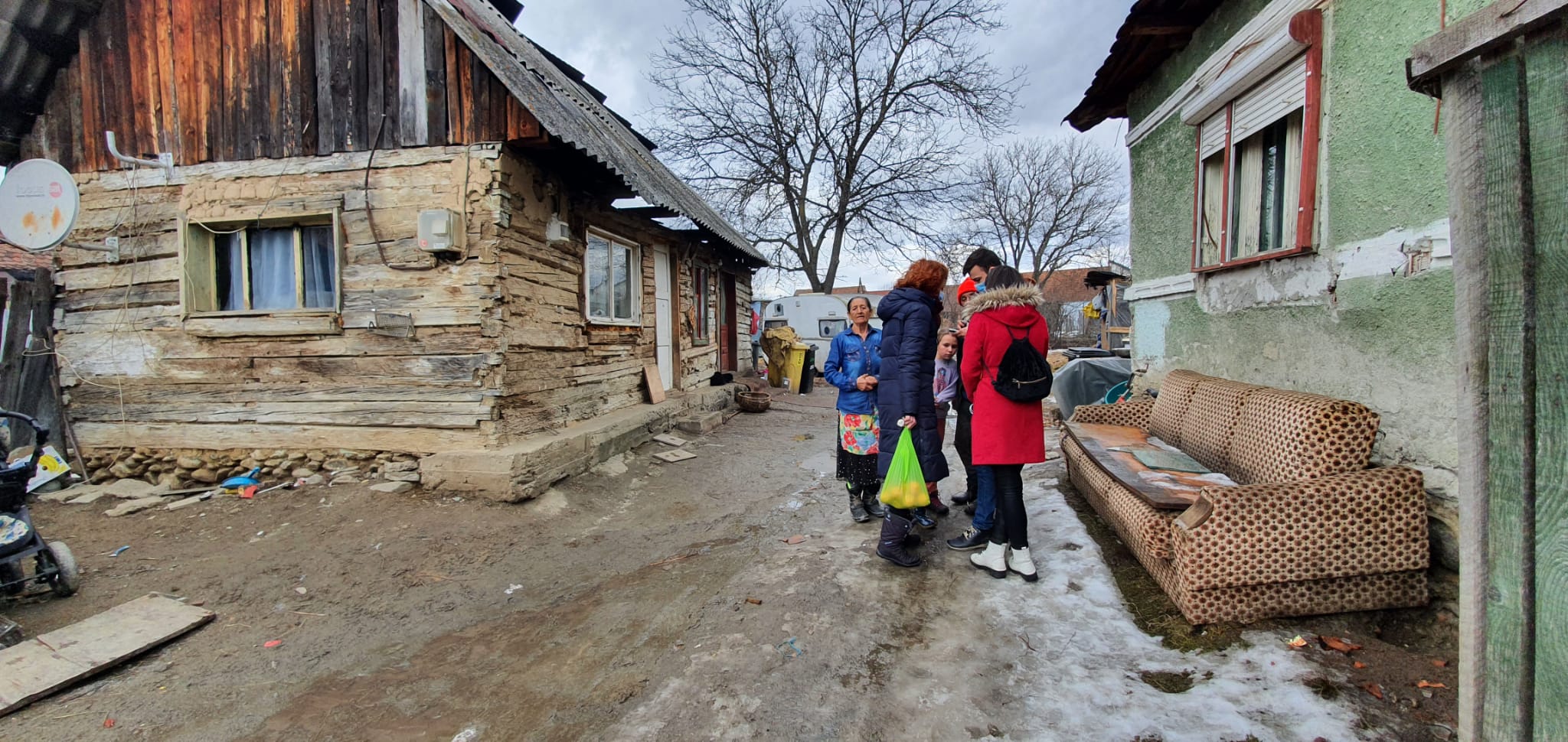 Cum se luptă voluntarii pedagogi din Sibiu să țină copii săraci în școli: „Putem dărui cu milă. Și de fapt nu dăruim”