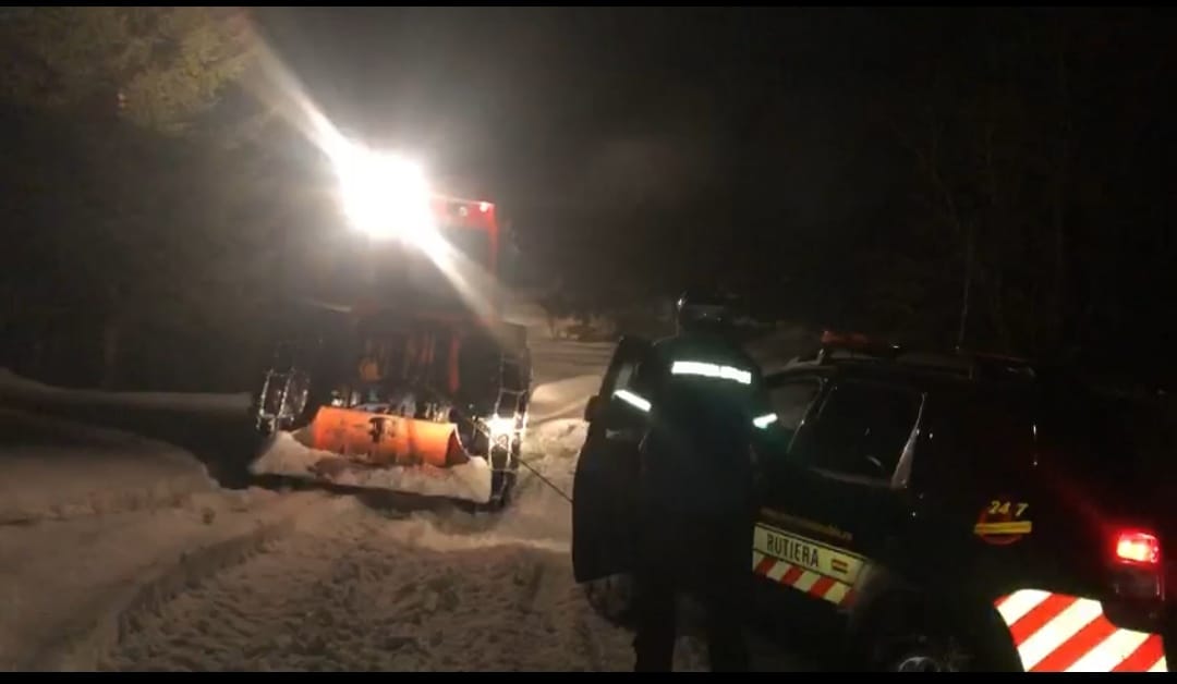 Intervenție a jandarmilor pe drumul către Păltiniș după ce doi adulți și un minor au rămas blocați cu mașina în zăpadă