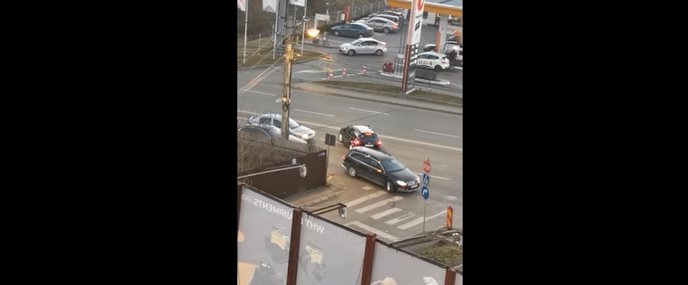 Video: Un șofer din Sibiu traversează două benzi pe contrasens după ce ignoră semnul de obligatoriu la dreapta